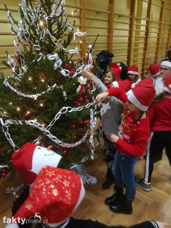 Ubieranie choinki w SP w Wyrzysku