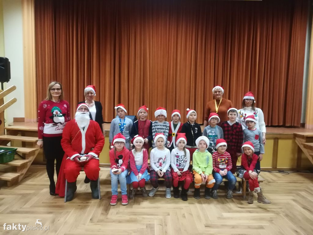 Ubieranie choinki w SP w Wyrzysku