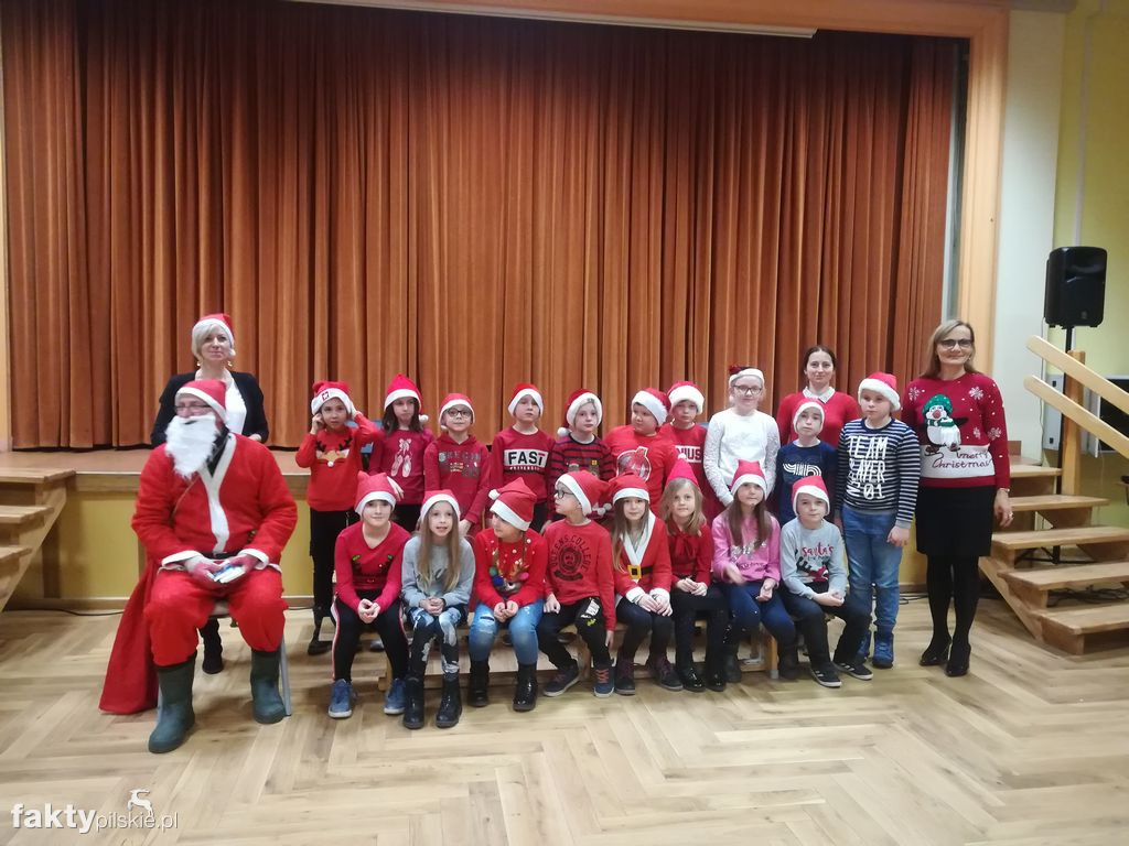 Ubieranie choinki w SP w Wyrzysku