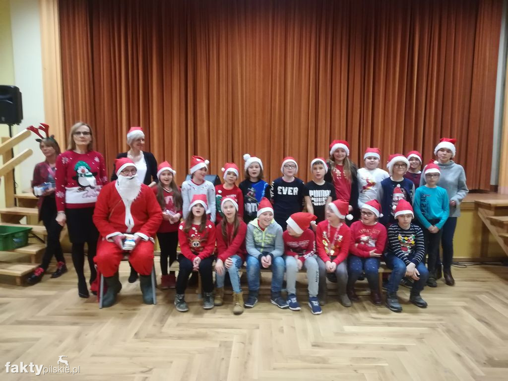 Ubieranie choinki w SP w Wyrzysku