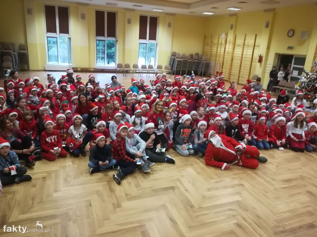 Ubieranie choinki w SP w Wyrzysku
