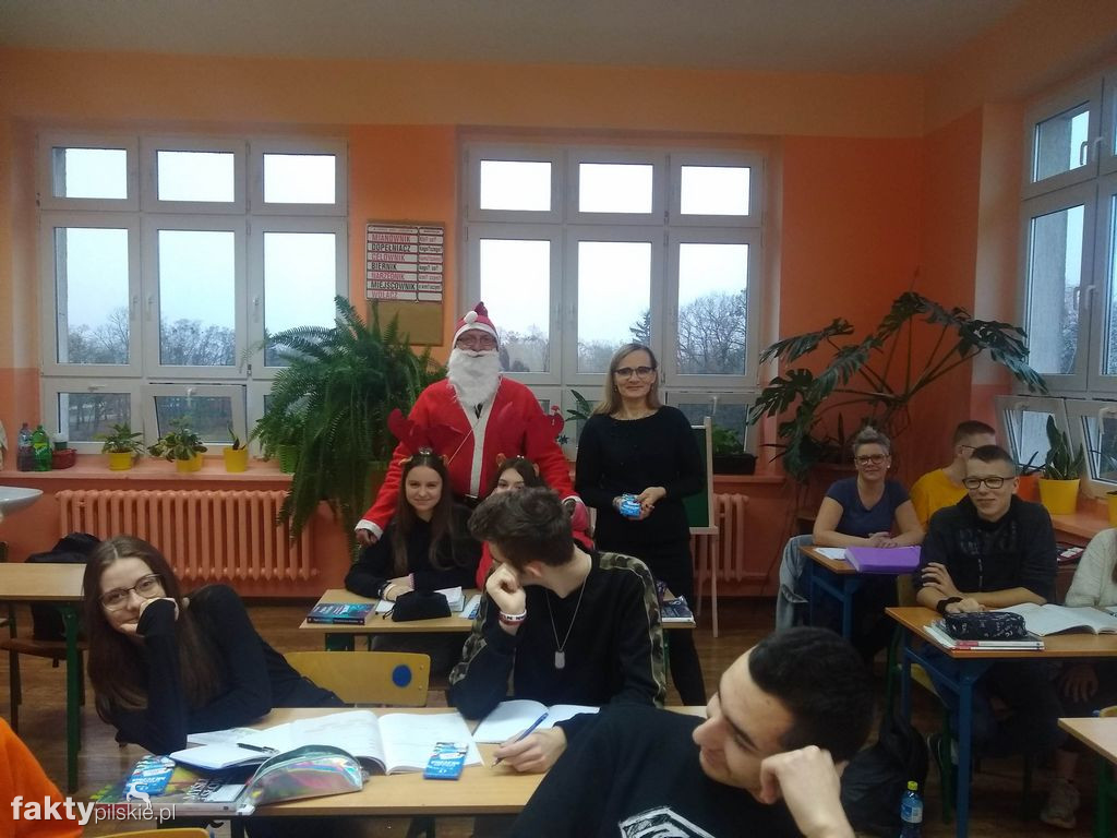 Ubieranie choinki w SP w Wyrzysku
