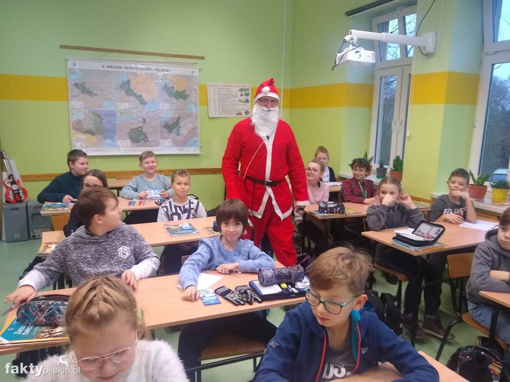 Ubieranie choinki w SP w Wyrzysku