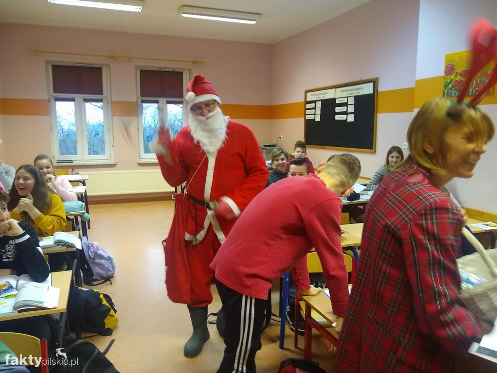 Ubieranie choinki w SP w Wyrzysku