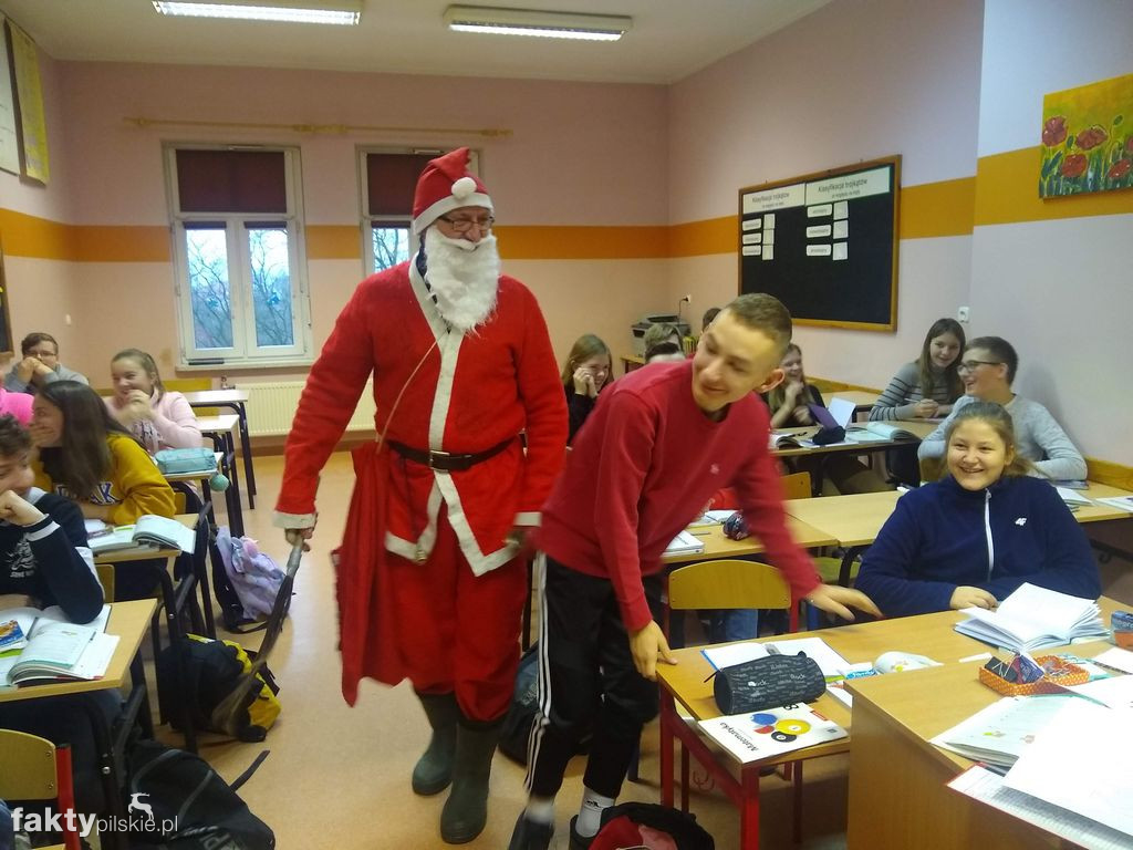 Ubieranie choinki w SP w Wyrzysku