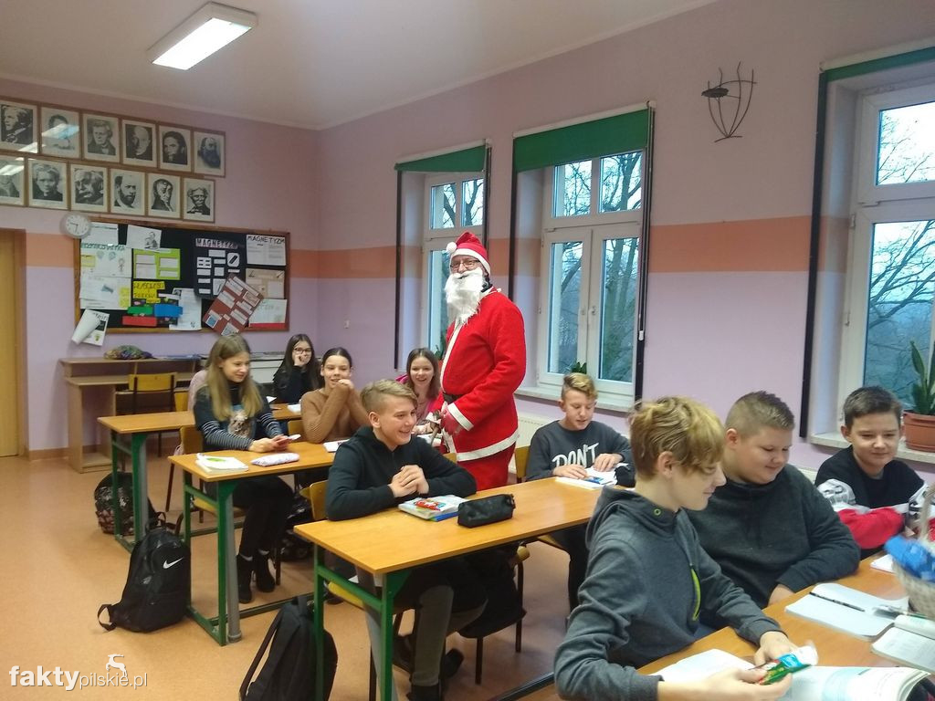 Ubieranie choinki w SP w Wyrzysku