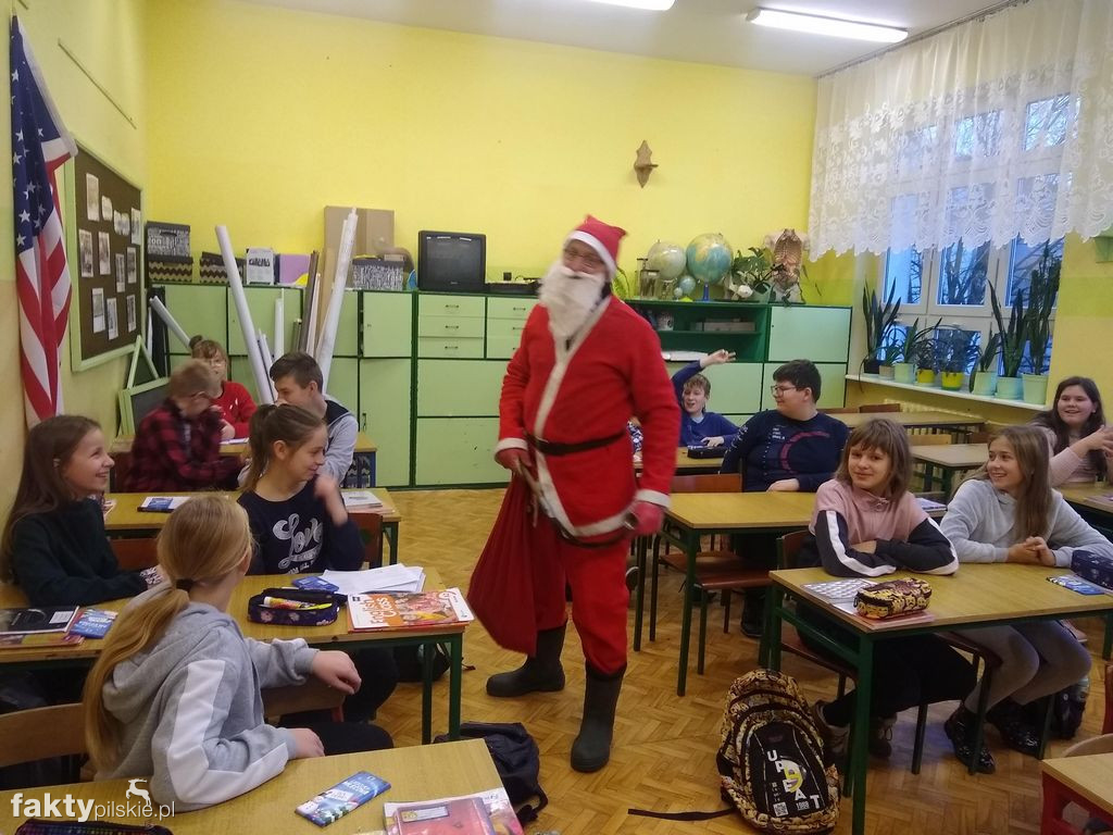 Ubieranie choinki w SP w Wyrzysku