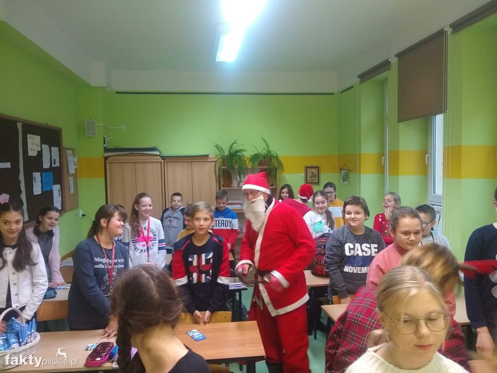 Ubieranie choinki w SP w Wyrzysku