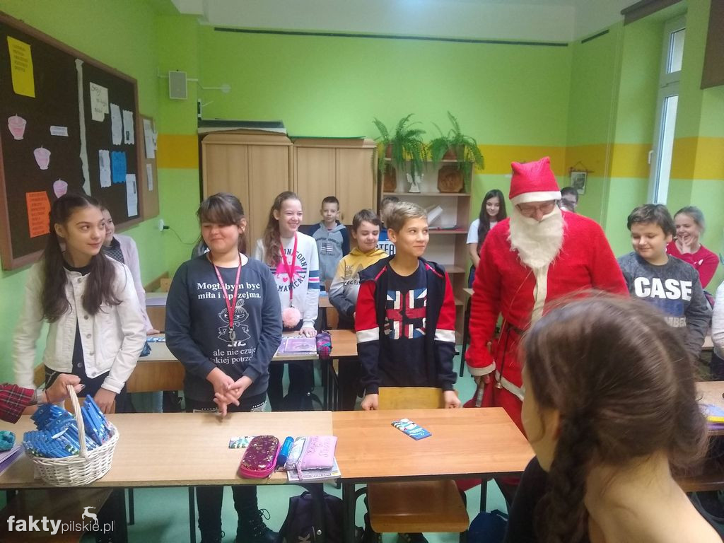 Ubieranie choinki w SP w Wyrzysku