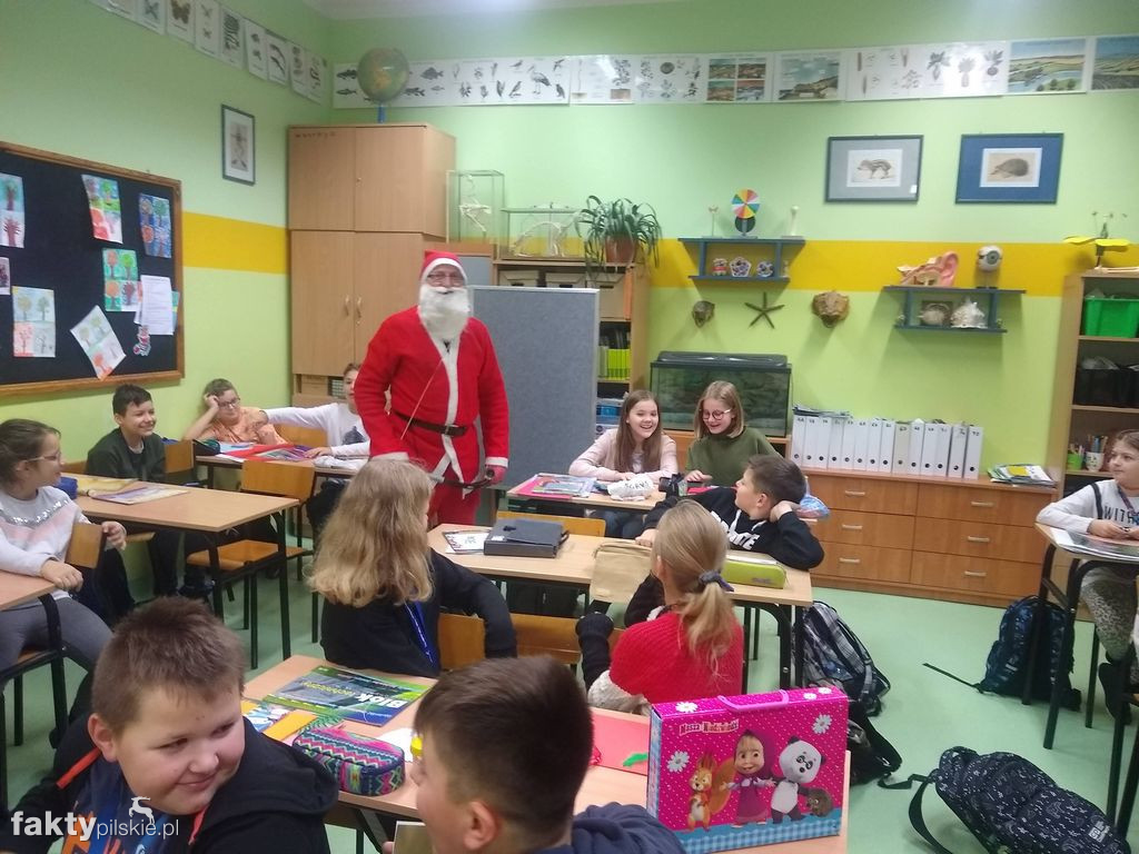 Ubieranie choinki w SP w Wyrzysku