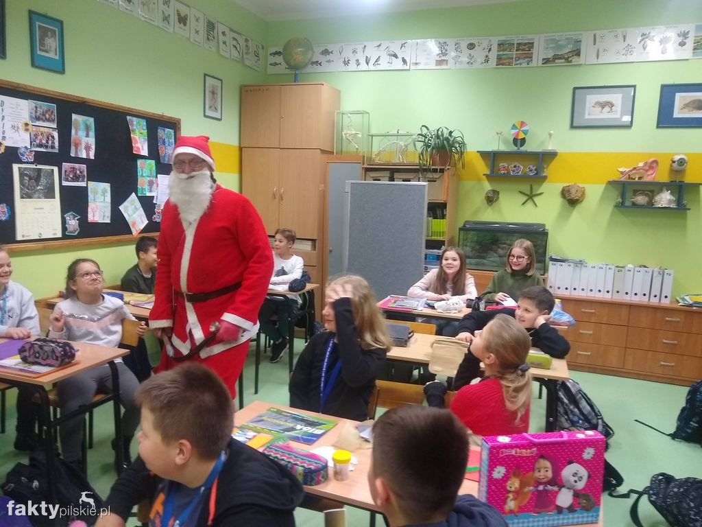 Ubieranie choinki w SP w Wyrzysku