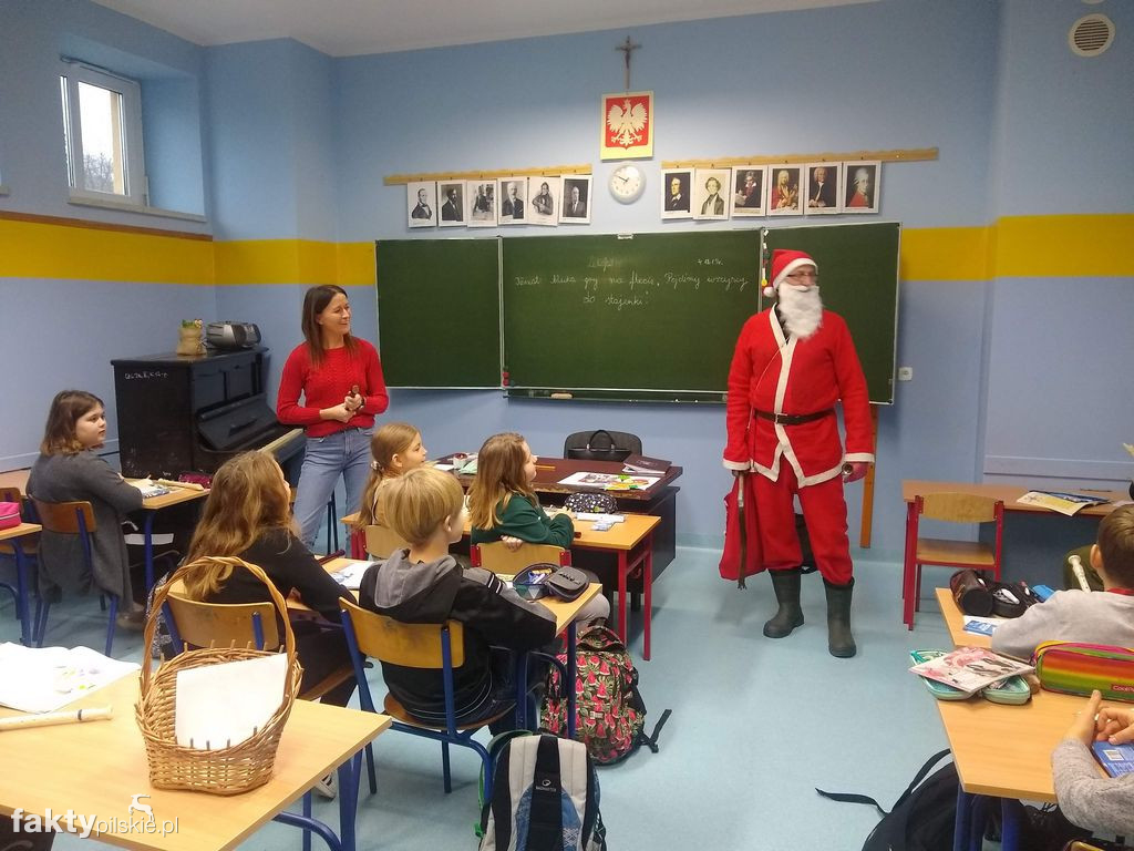 Ubieranie choinki w SP w Wyrzysku