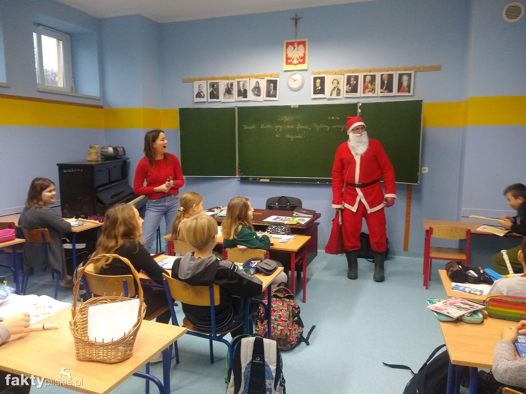Ubieranie choinki w SP w Wyrzysku