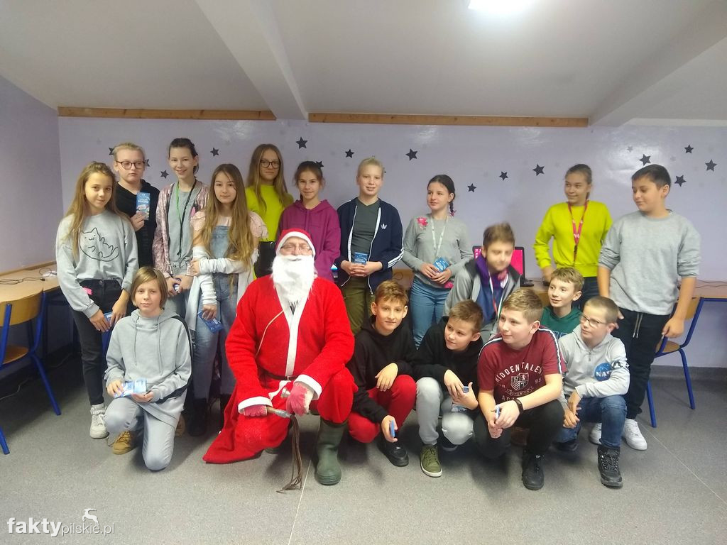 Ubieranie choinki w SP w Wyrzysku