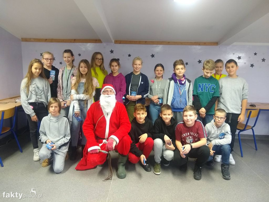 Ubieranie choinki w SP w Wyrzysku