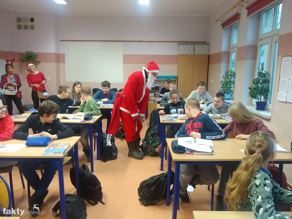Ubieranie choinki w SP w Wyrzysku