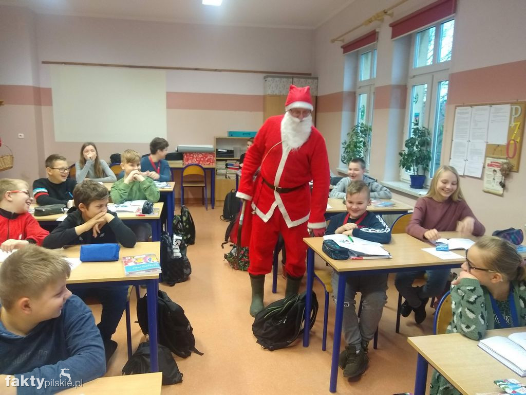 Ubieranie choinki w SP w Wyrzysku