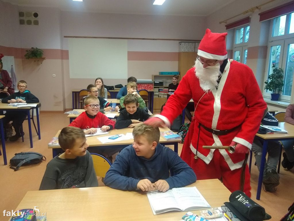 Ubieranie choinki w SP w Wyrzysku