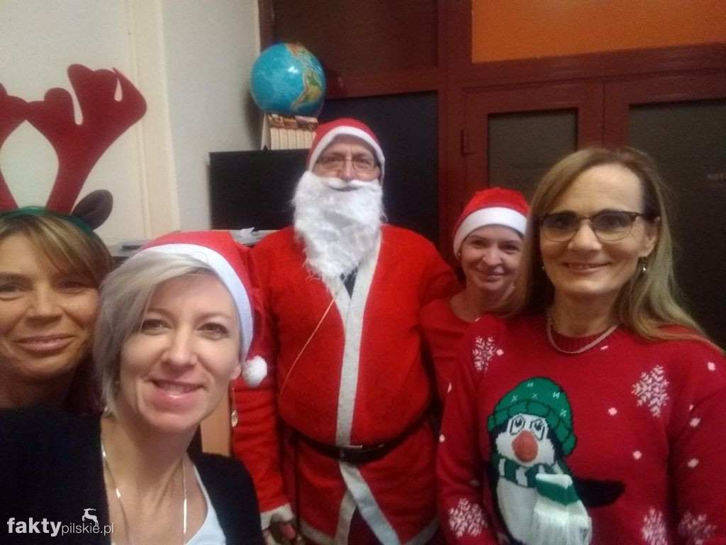 Ubieranie choinki w SP w Wyrzysku