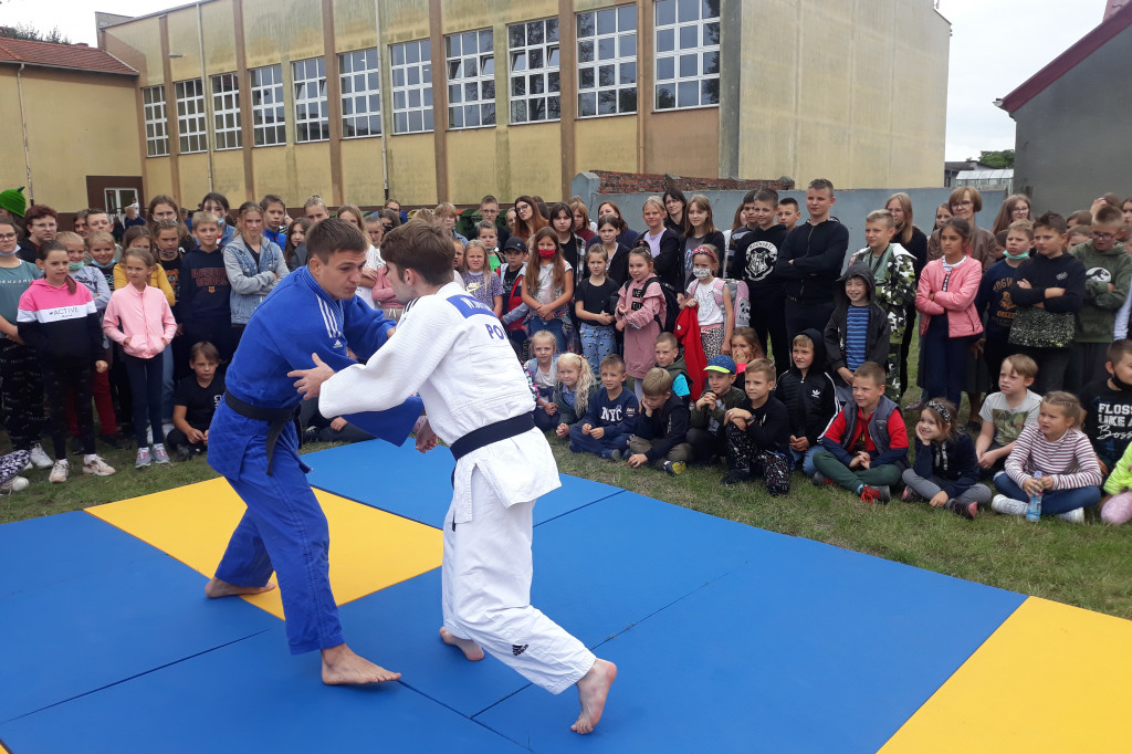 Pokaz judo na boisku szkolnym w Białośliwiu