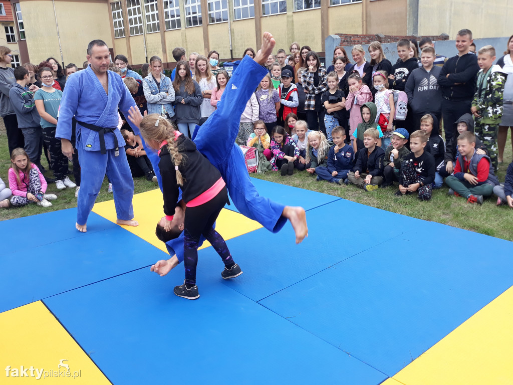 Pokaz judo na boisku szkolnym w Białośliwiu