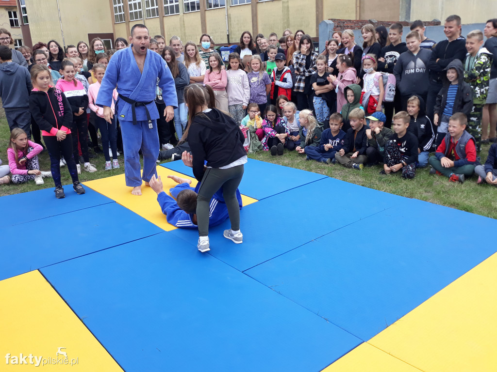 Pokaz judo na boisku szkolnym w Białośliwiu