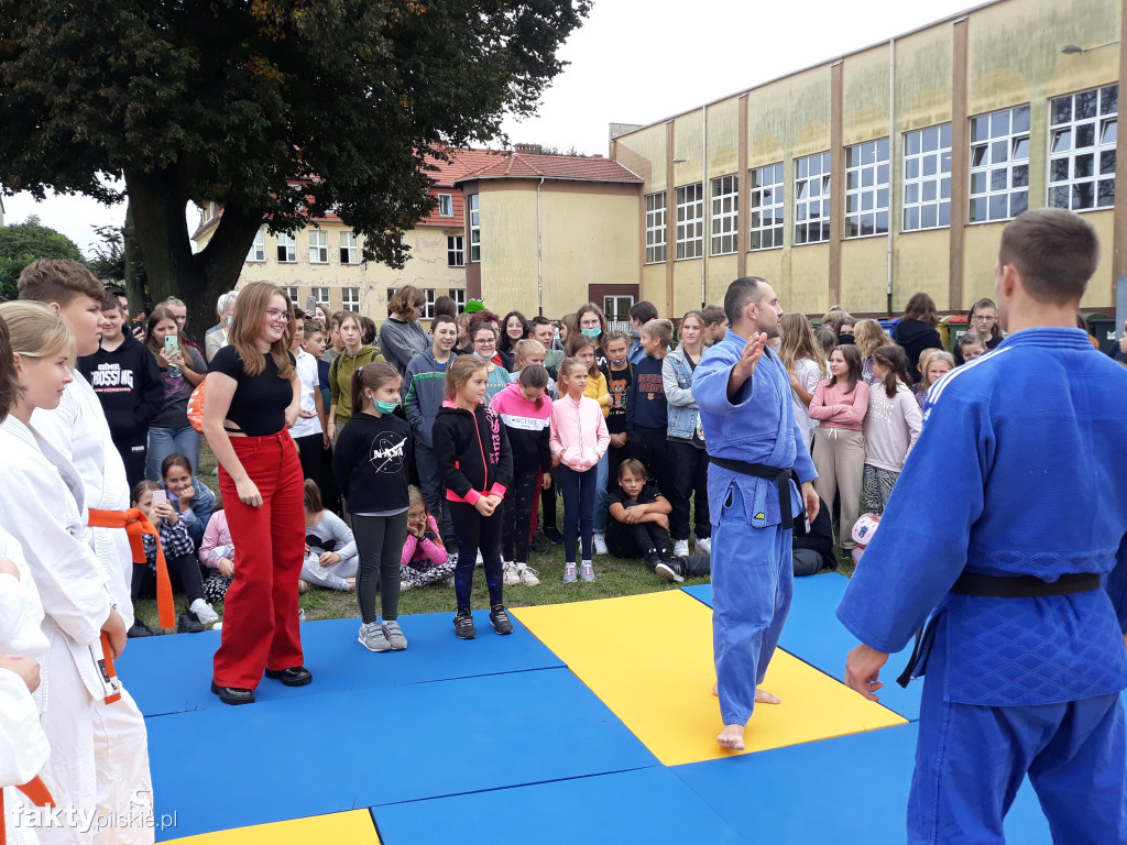 Pokaz judo na boisku szkolnym w Białośliwiu