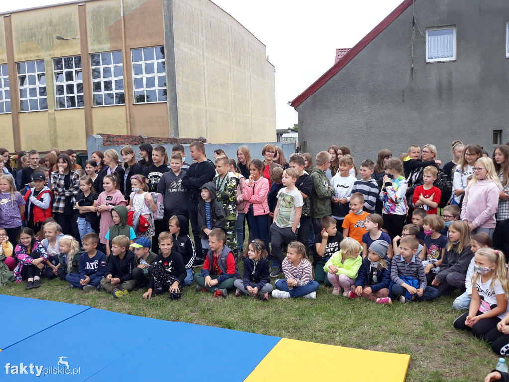 Pokaz judo na boisku szkolnym w Białośliwiu