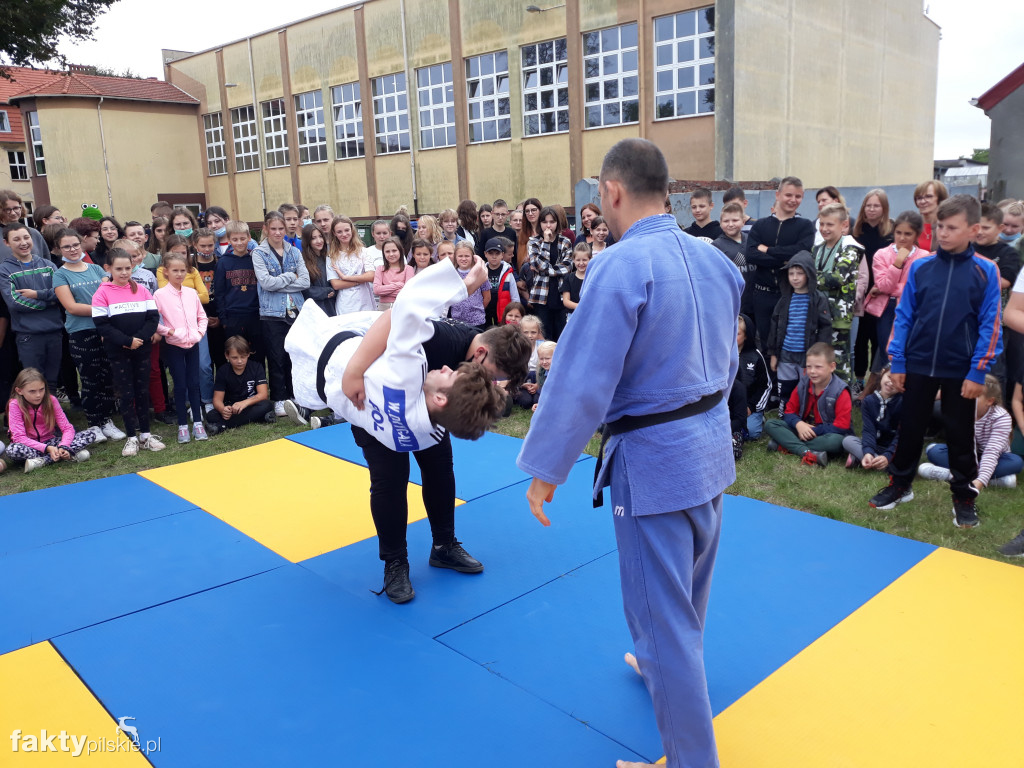 Pokaz judo na boisku szkolnym w Białośliwiu