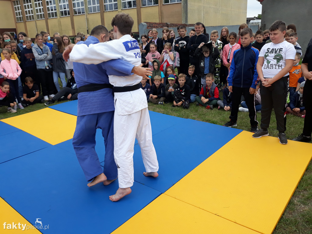 Pokaz judo na boisku szkolnym w Białośliwiu