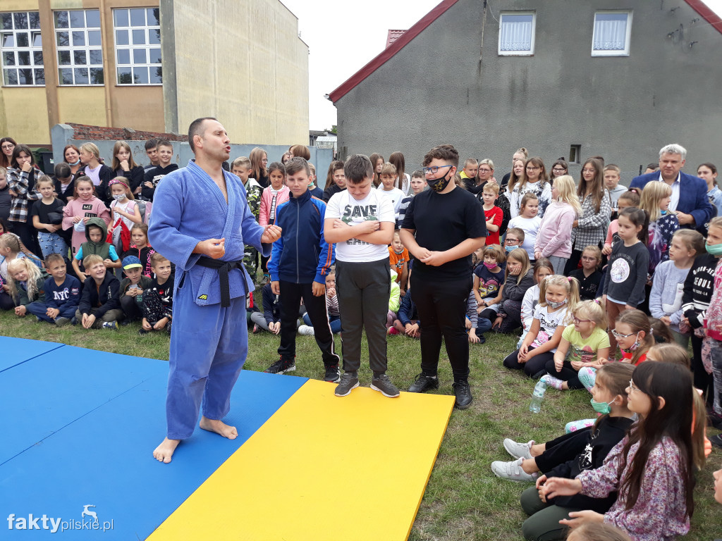 Pokaz judo na boisku szkolnym w Białośliwiu