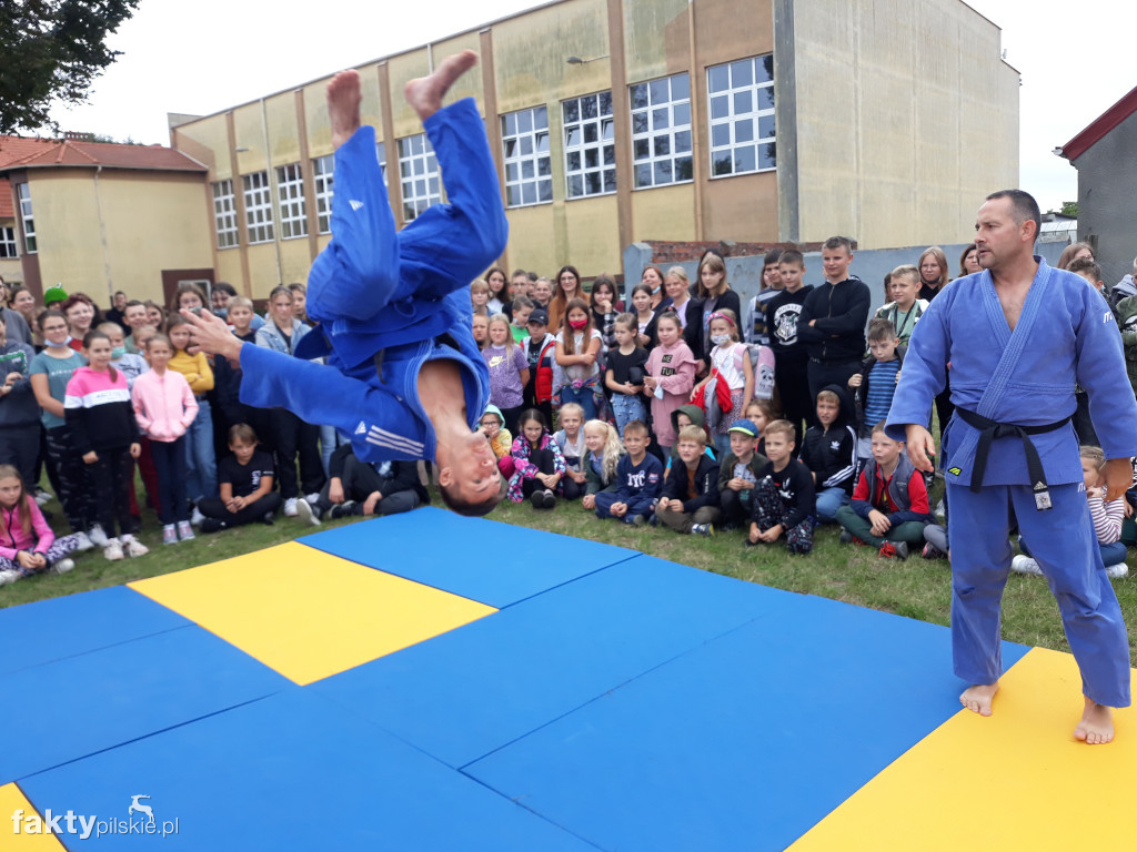 Pokaz judo na boisku szkolnym w Białośliwiu
