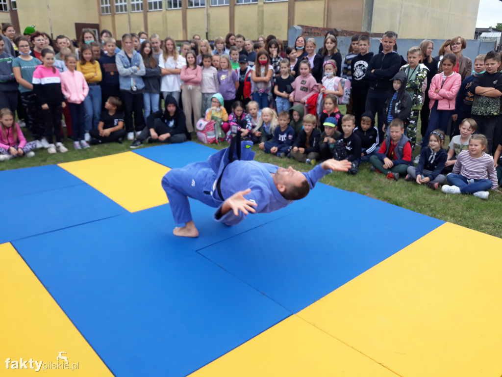 Pokaz judo na boisku szkolnym w Białośliwiu