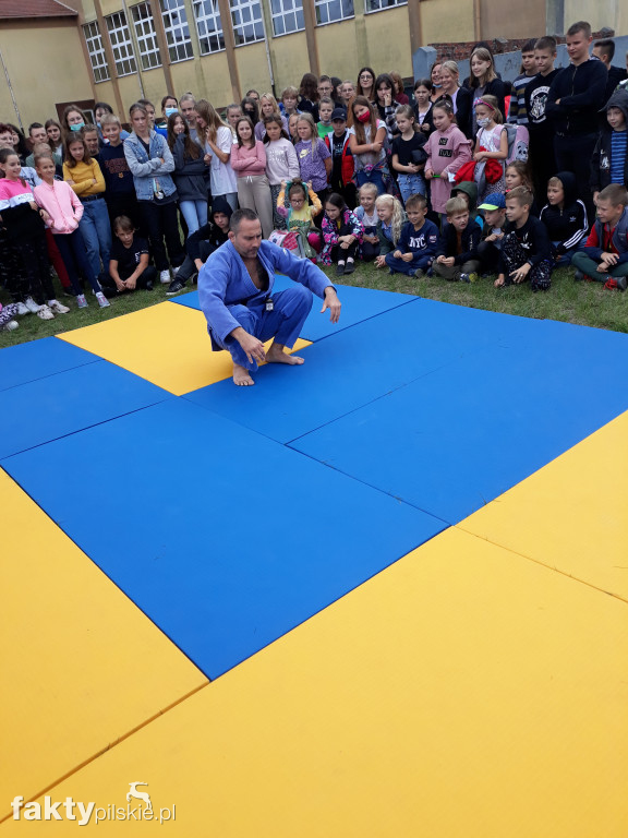 Pokaz judo na boisku szkolnym w Białośliwiu