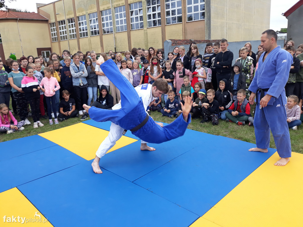 Pokaz judo na boisku szkolnym w Białośliwiu