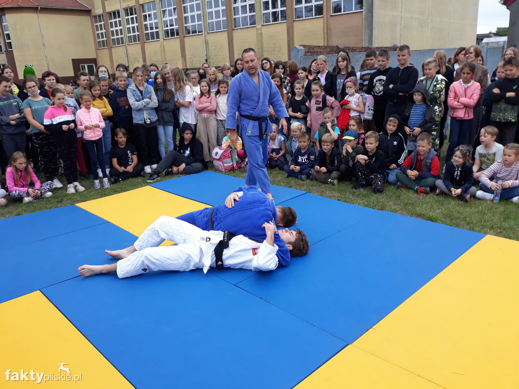 Pokaz judo na boisku szkolnym w Białośliwiu