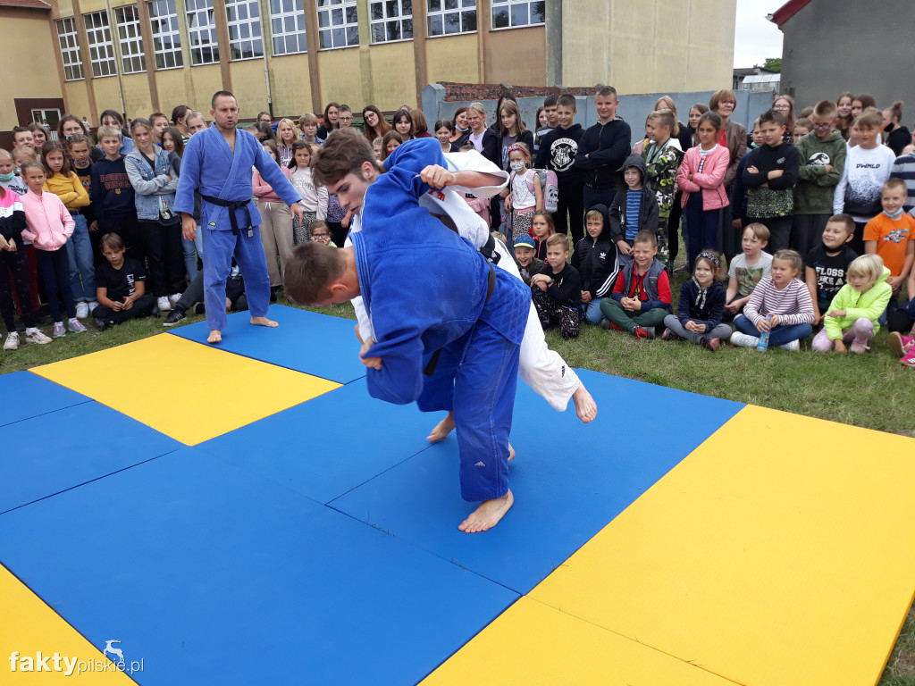 Pokaz judo na boisku szkolnym w Białośliwiu