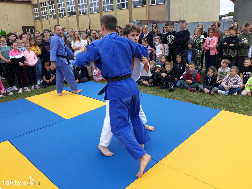 Pokaz judo na boisku szkolnym w Białośliwiu