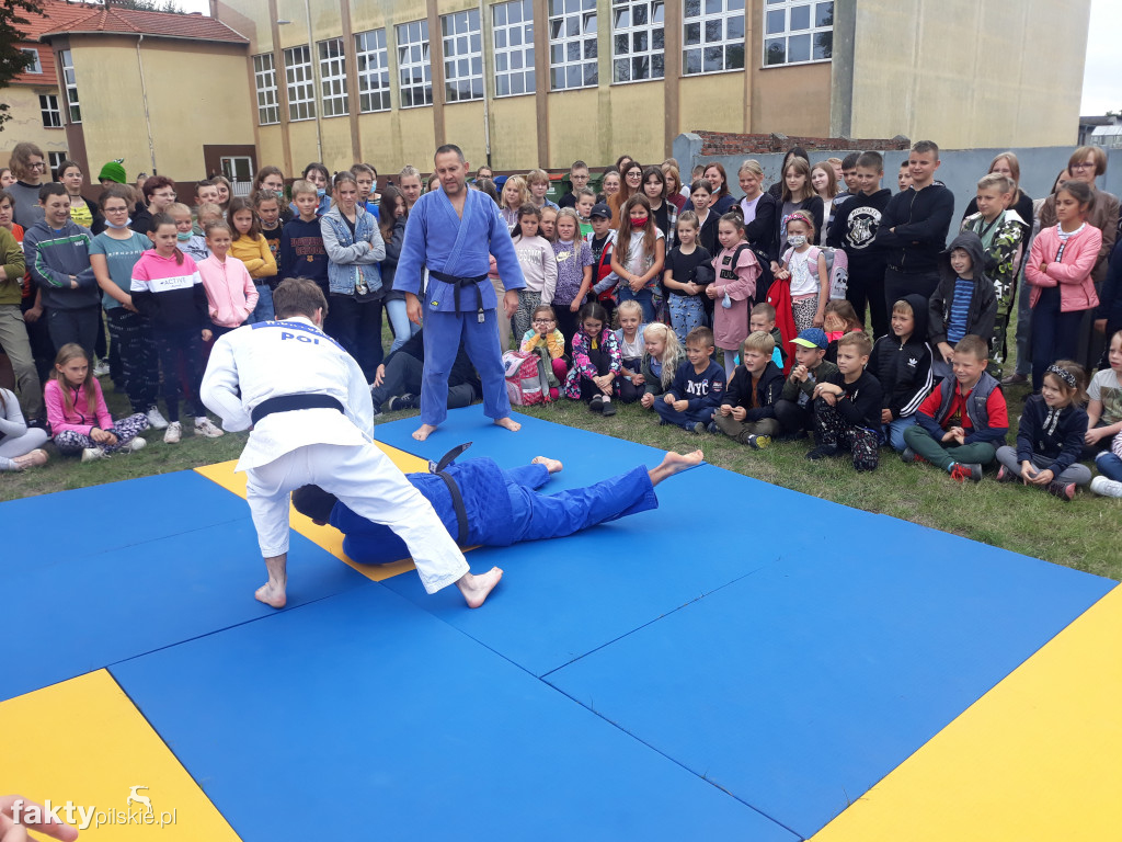 Pokaz judo na boisku szkolnym w Białośliwiu