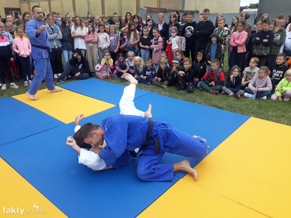 Pokaz judo na boisku szkolnym w Białośliwiu