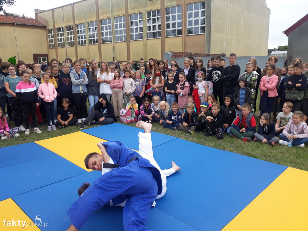 Pokaz judo na boisku szkolnym w Białośliwiu