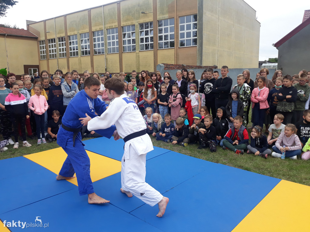 Pokaz judo na boisku szkolnym w Białośliwiu