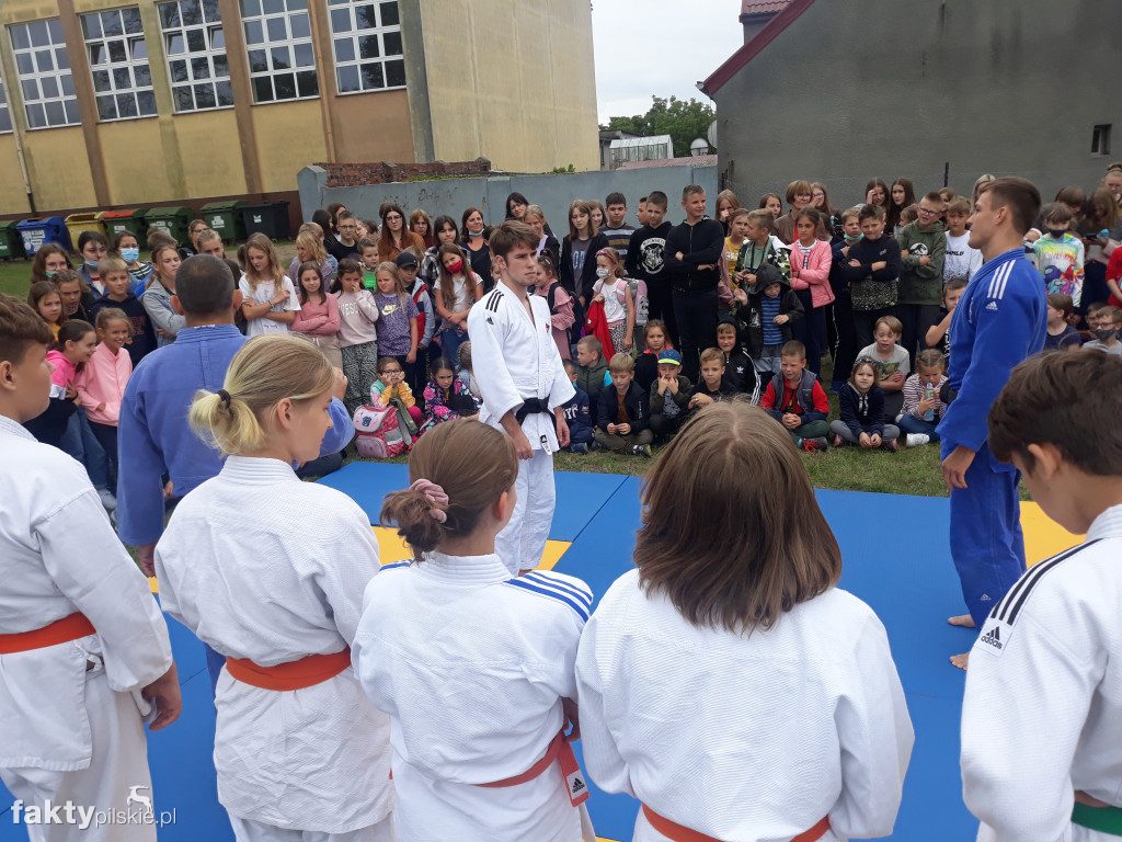 Pokaz judo na boisku szkolnym w Białośliwiu