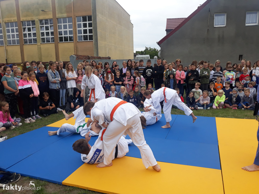 Pokaz judo na boisku szkolnym w Białośliwiu