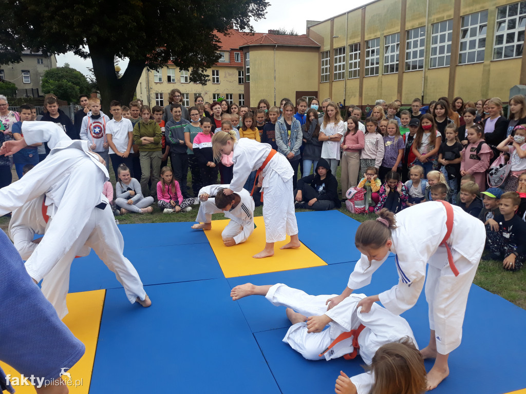 Pokaz judo na boisku szkolnym w Białośliwiu