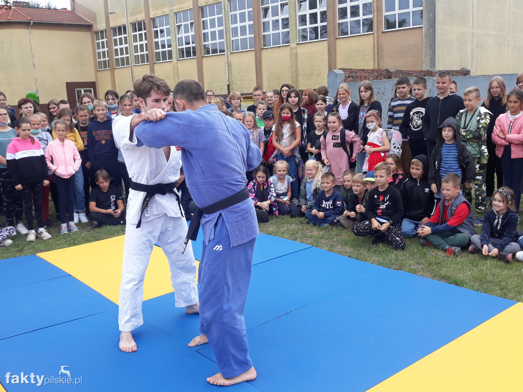 Pokaz judo na boisku szkolnym w Białośliwiu