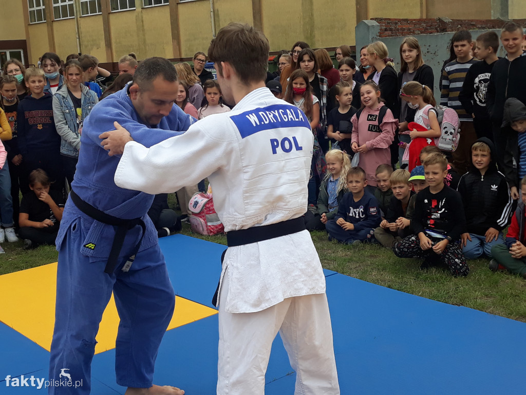 Pokaz judo na boisku szkolnym w Białośliwiu
