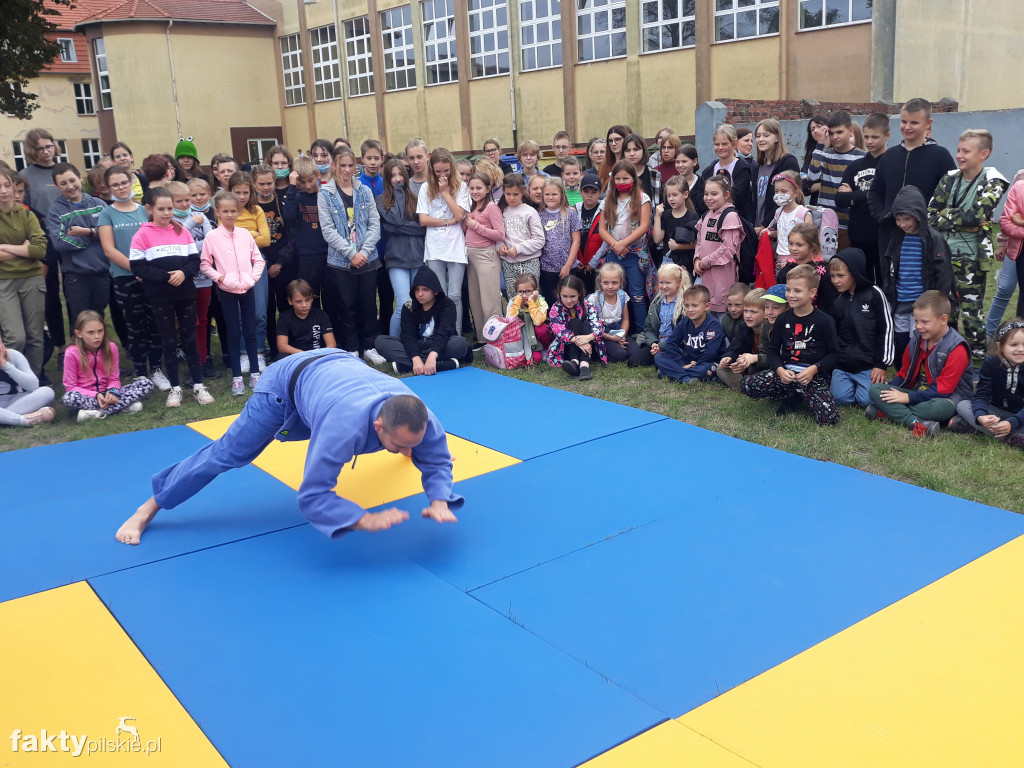 Pokaz judo na boisku szkolnym w Białośliwiu