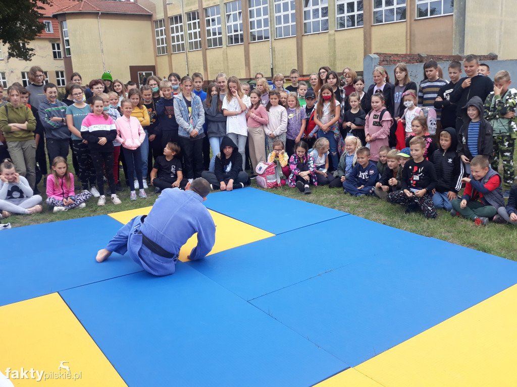 Pokaz judo na boisku szkolnym w Białośliwiu