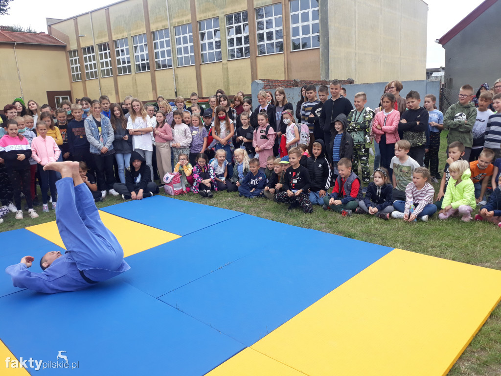 Pokaz judo na boisku szkolnym w Białośliwiu